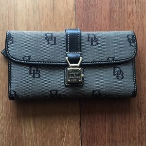 Dooney & Bourke Madison Signature logo wallet